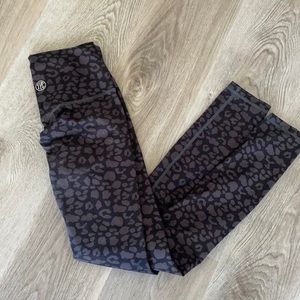 TYC High waisted black and gray booty scrunch leggings